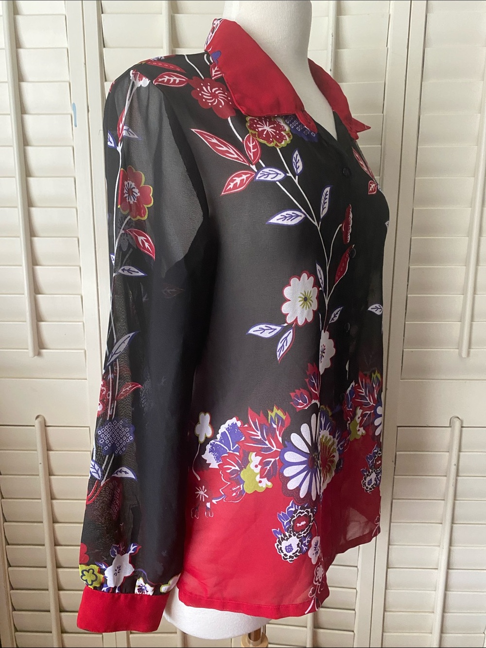 Sheer Floral Button-Front Blouse with Red Trim - Picture 4 of 6
